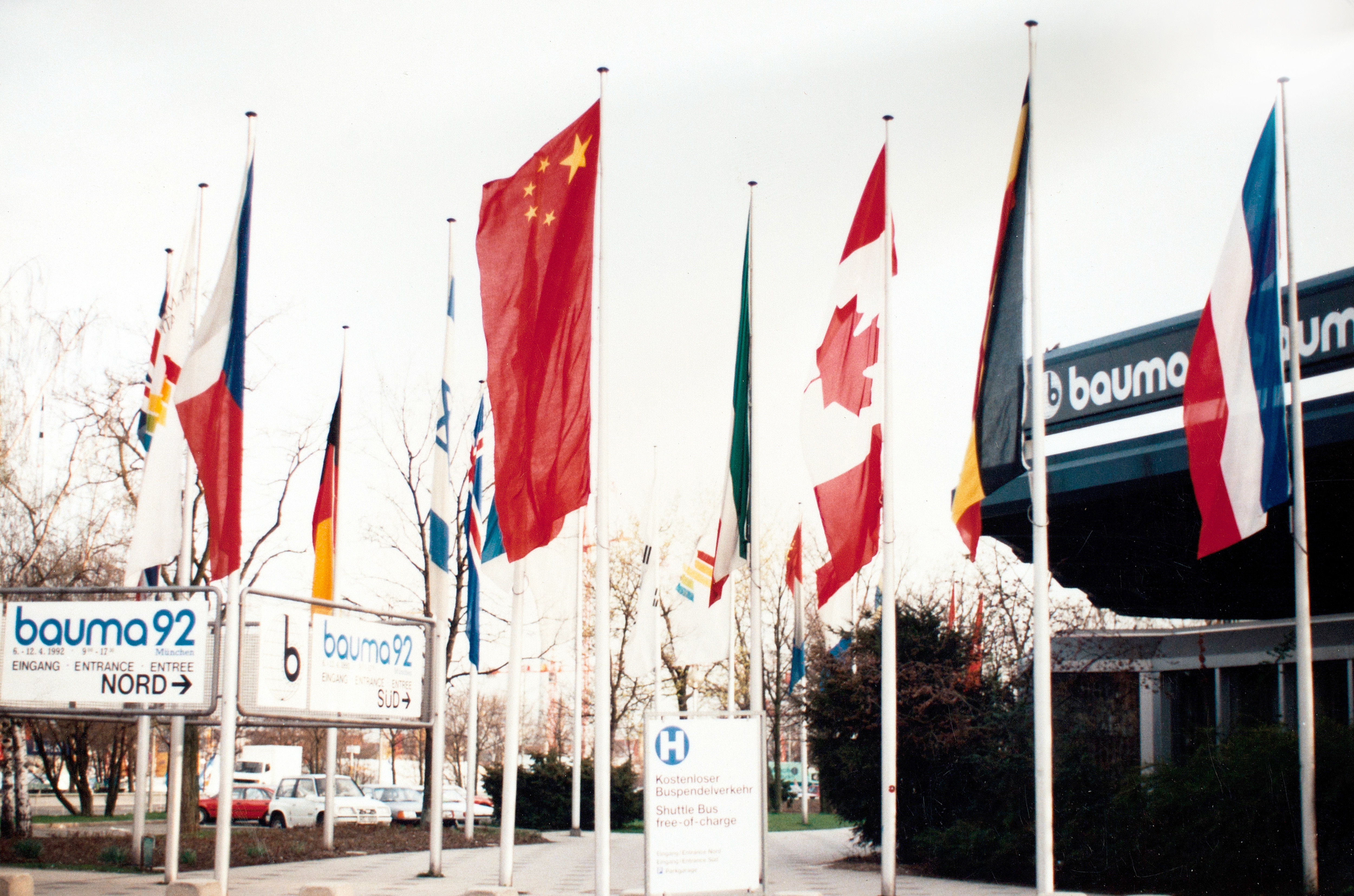 徐工成為行業(yè)首家取得自營(yíng)出口權(quán)的企業(yè)，正式拉開國(guó)際化序幕；是年，徐工代表行業(yè)首次參加德國(guó)寶馬展