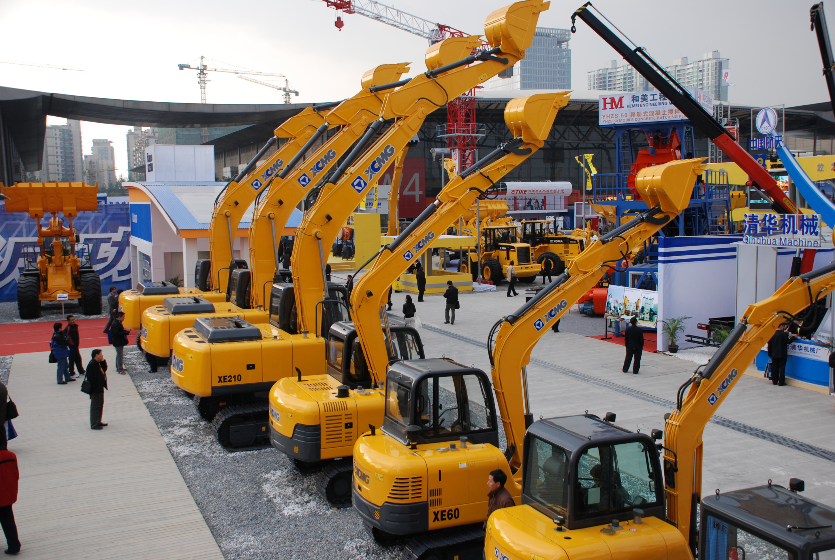 徐工與凱雷投資集團(tuán)發(fā)表聯(lián)合聲明終止合作，獨(dú)立進(jìn)行重組；是年，徐工與卡特彼勒終止合作，獨(dú)資成立徐州徐工挖掘機(jī)械有限公司