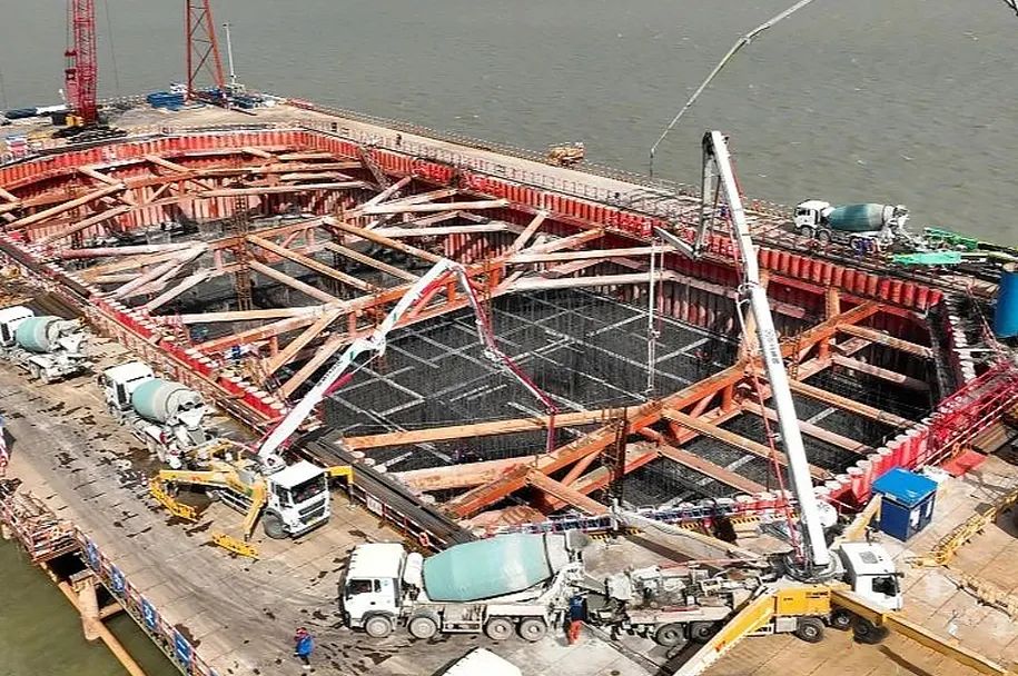 徐工泵車再筑“世界之最”張靖皋長江大橋！