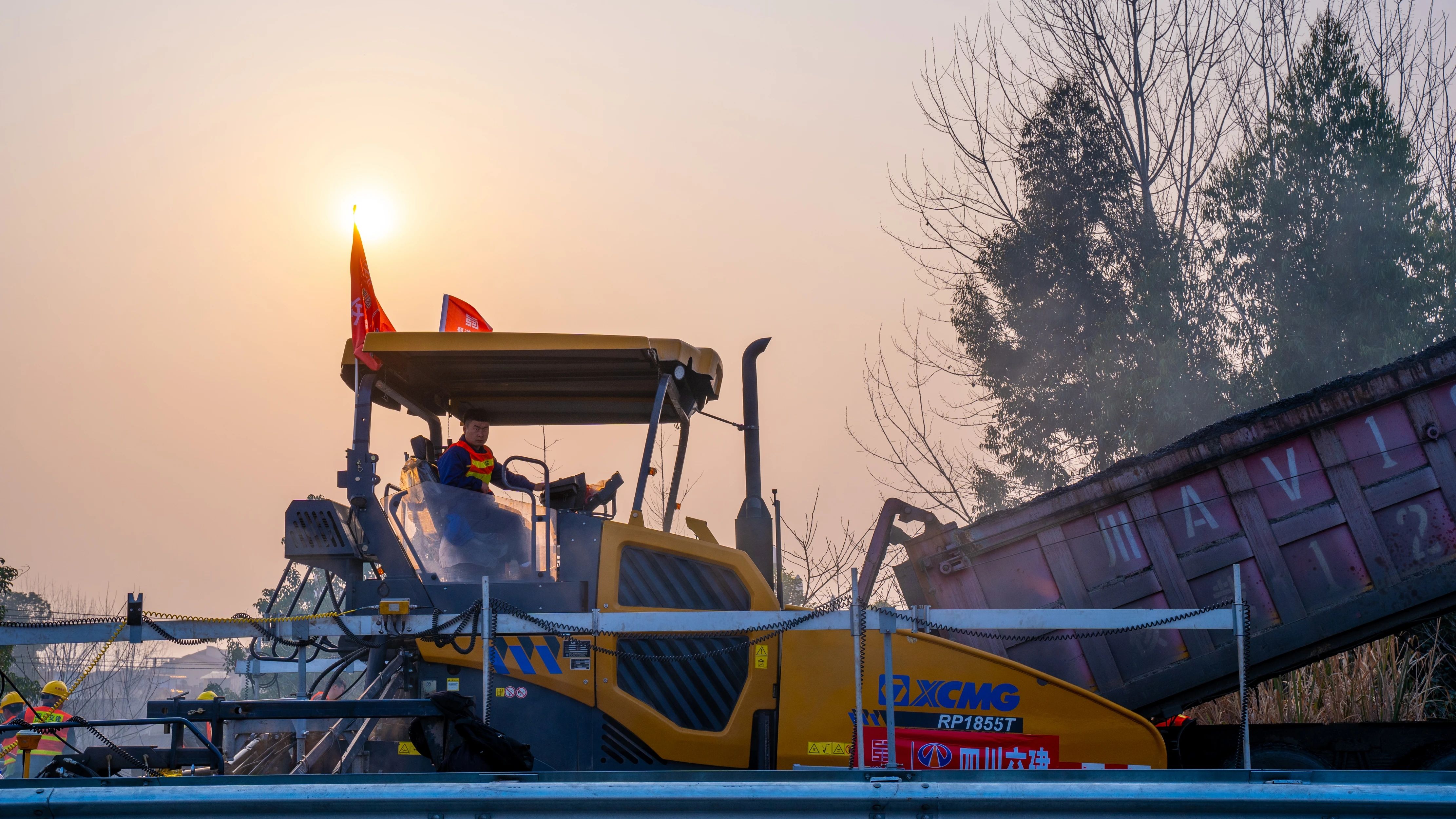 18天！徐工成套瀝青路面裝備助力成綿高速罩面施工！