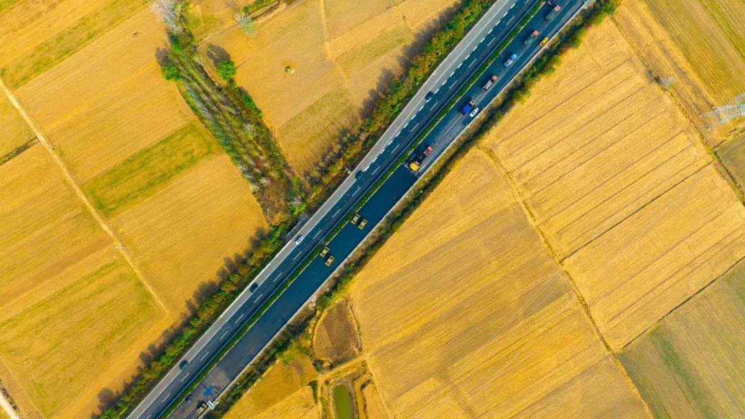 揚(yáng)民族自信！徐工成套瀝青路面裝備助力家鄉(xiāng)高速建設(shè)！