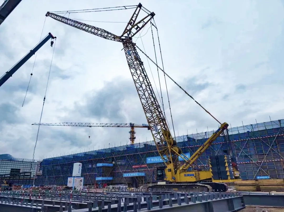 “鋼”鐵的意志！徐工XGC320履帶起重機參建大跨度鋼結(jié)構(gòu)工業(yè)廠房