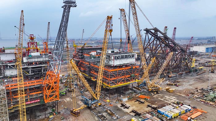 【全球之履】總重37000噸！徐工履帶兄弟團(tuán)助力大型深水導(dǎo)管架建設(shè)