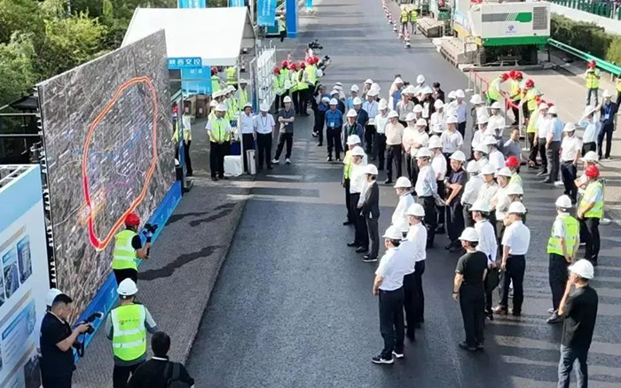 徐工數(shù)字化智能施工集群助力西安繞城高速養(yǎng)護(hù)工程！