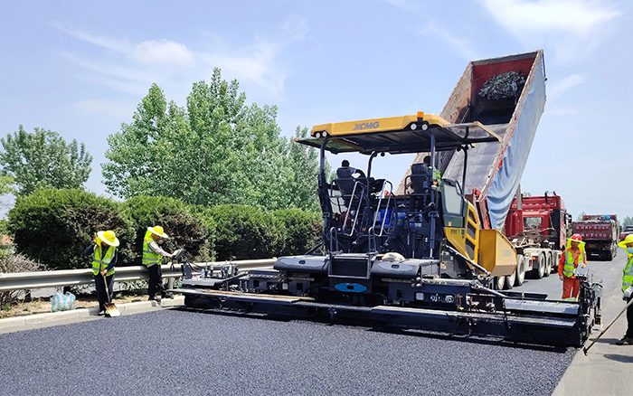 RP905IV攤鋪機(jī)閃耀淮徐高速！