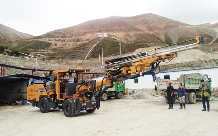 鐵礦開(kāi)采，徐工礦用液壓掘進(jìn)鉆車(chē)先入為主！