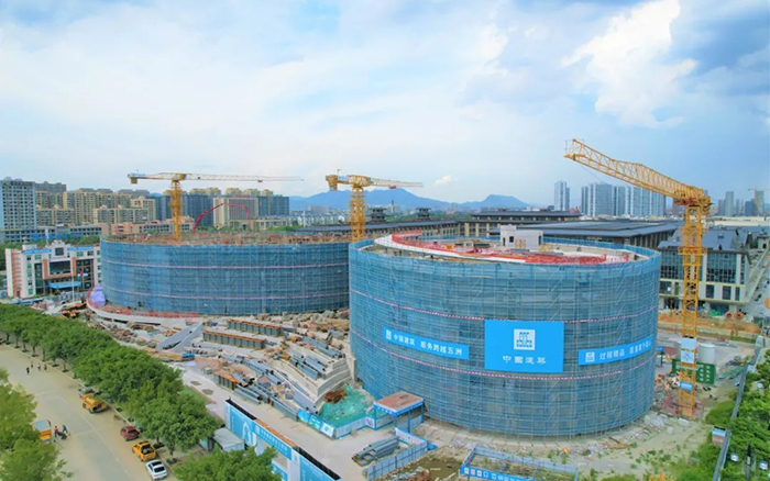 逐浪揚帆，徐工塔機吊起蒼南大劇院“鋼鐵脊梁”