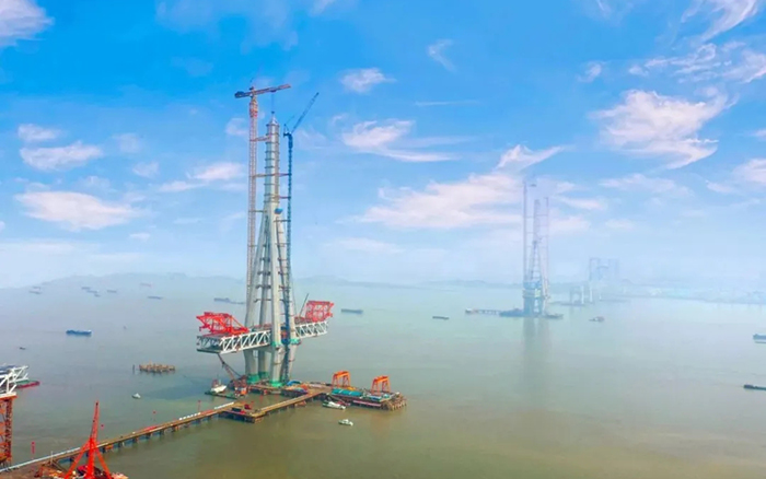 徐工建設！世界最高橋塔常泰長江大橋主塔順利封頂！