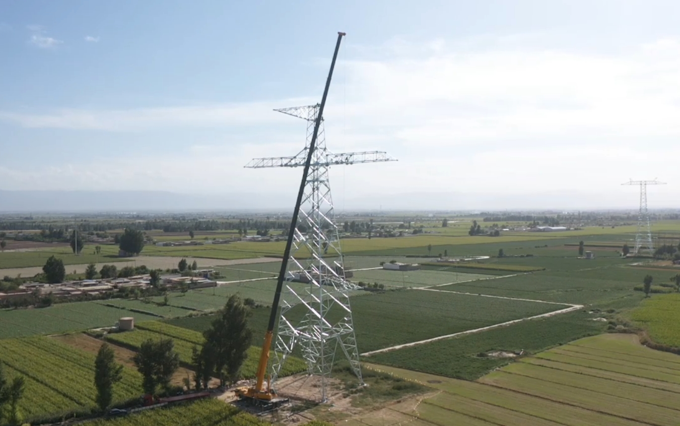 XCA200G8-1助力“哈重線”鐵塔吊裝！