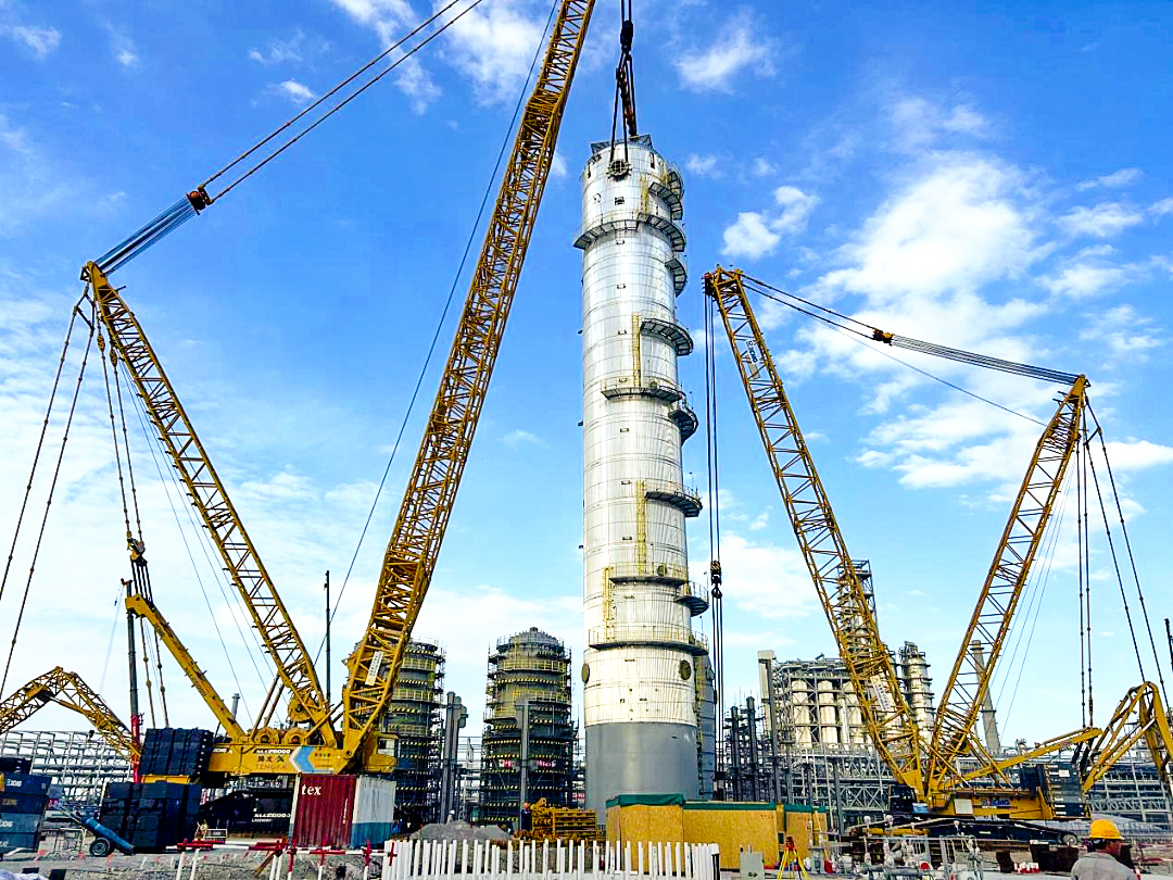 雙機(jī)聯(lián)動(dòng)！徐工履帶起重機(jī)助力全國(guó)丙烯腈行業(yè)“最大最重單體設(shè)備”成功就位