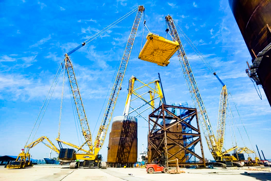 總重1972噸！徐工XGC12000助力大型導(dǎo)管架總組順利吊裝