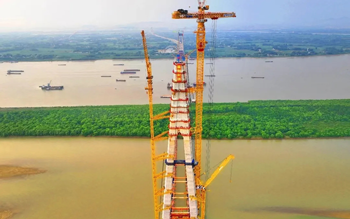 308米！徐工塔機助力世界最大跨度三塔斜拉橋喜封金頂