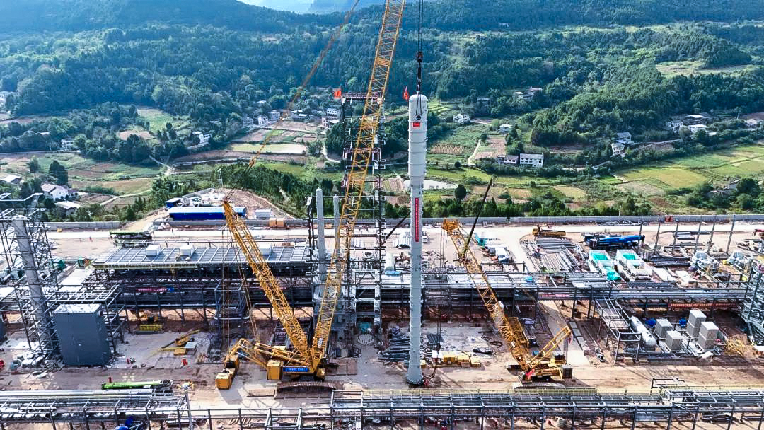 一次性成功！徐工履帶兄弟助力大型油氣田最長(zhǎng)整體塔類(lèi)吊裝