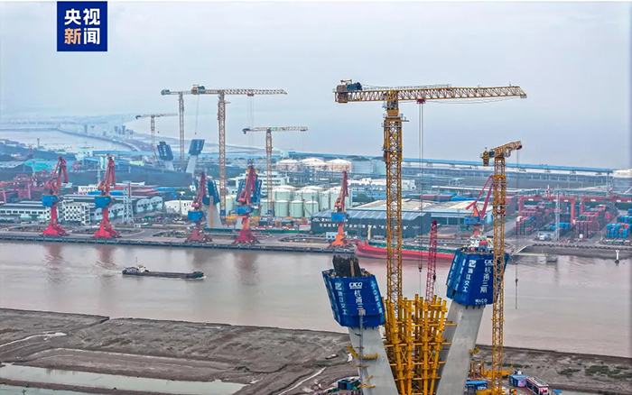 央視聚焦！徐工超大塔助建世界級橋梁工程！
