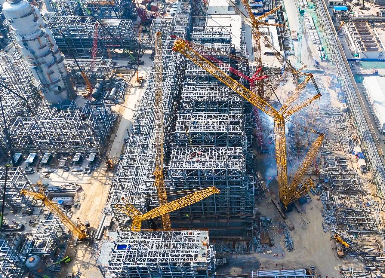 總重9000噸！XGC12000助力大型石化乙烯項(xiàng)目對(duì)流段模塊吊裝