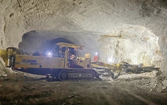 窄小巷道作業(yè)！徐工掘進(jìn)鉆車助力鐵礦開(kāi)采