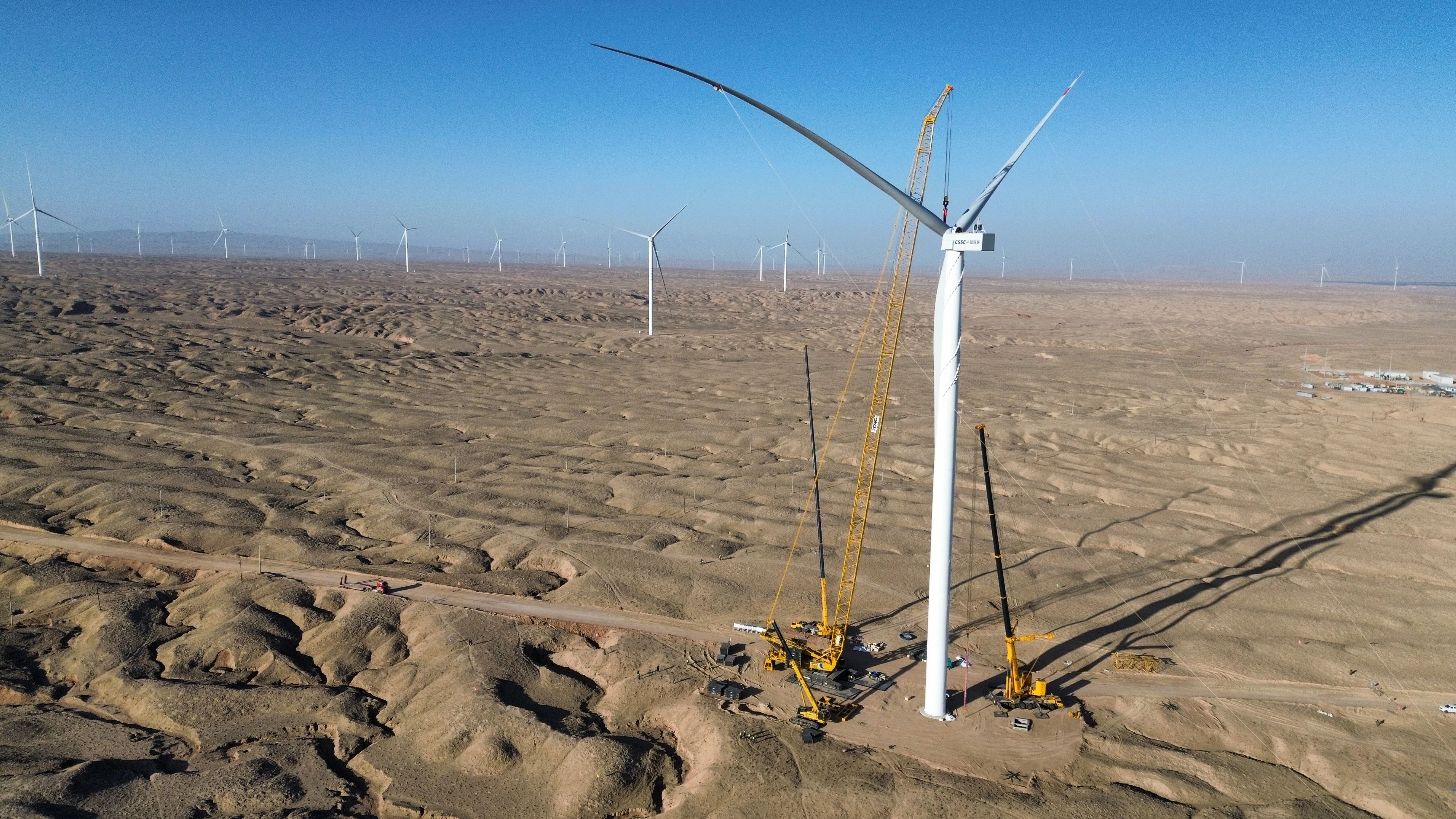 零誤差！XLC18000M助力10萬(wàn)千瓦風(fēng)力發(fā)電項(xiàng)目首臺(tái)風(fēng)機(jī)成功吊裝