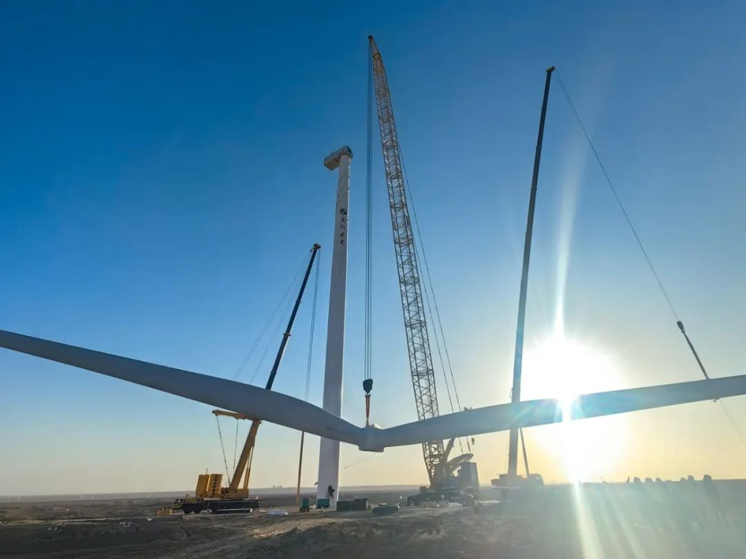 “零偏差”！西北戈壁現(xiàn)風(fēng)電“超級(jí)大片”，徐工XLC18000M領(lǐng)銜多機(jī)協(xié)同吊裝