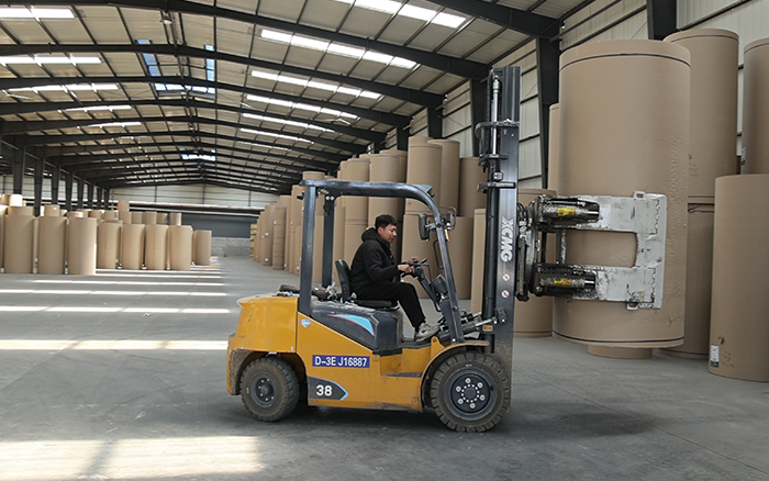 徐工新E叉車，為紙廠搬運(yùn)難題 “精準(zhǔn)破局”