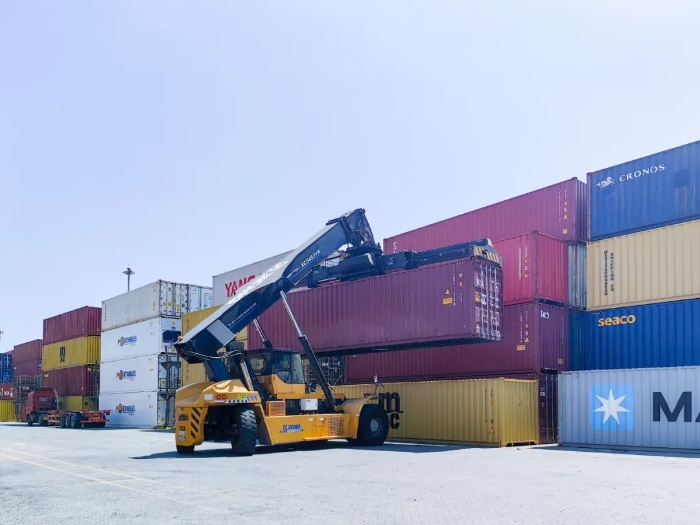 性能優(yōu)越！徐工正面吊助力海鐵聯(lián)運(yùn)發(fā)展