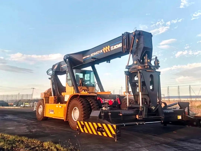 以質(zhì)提速！徐工傾斜吊具正面吊分鐘級(jí)響應(yīng)保障運(yùn)輸安全暢通