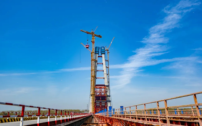 全球最大塔機亮相央視！徐工助力馬鞍山長江大橋主塔吊裝