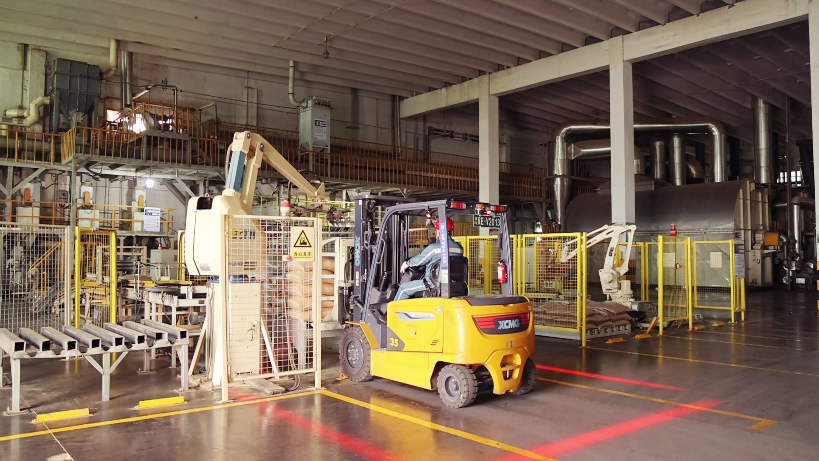 徐工鯤鵬系列新能源叉車，食品廠物料搬運(yùn)新方案