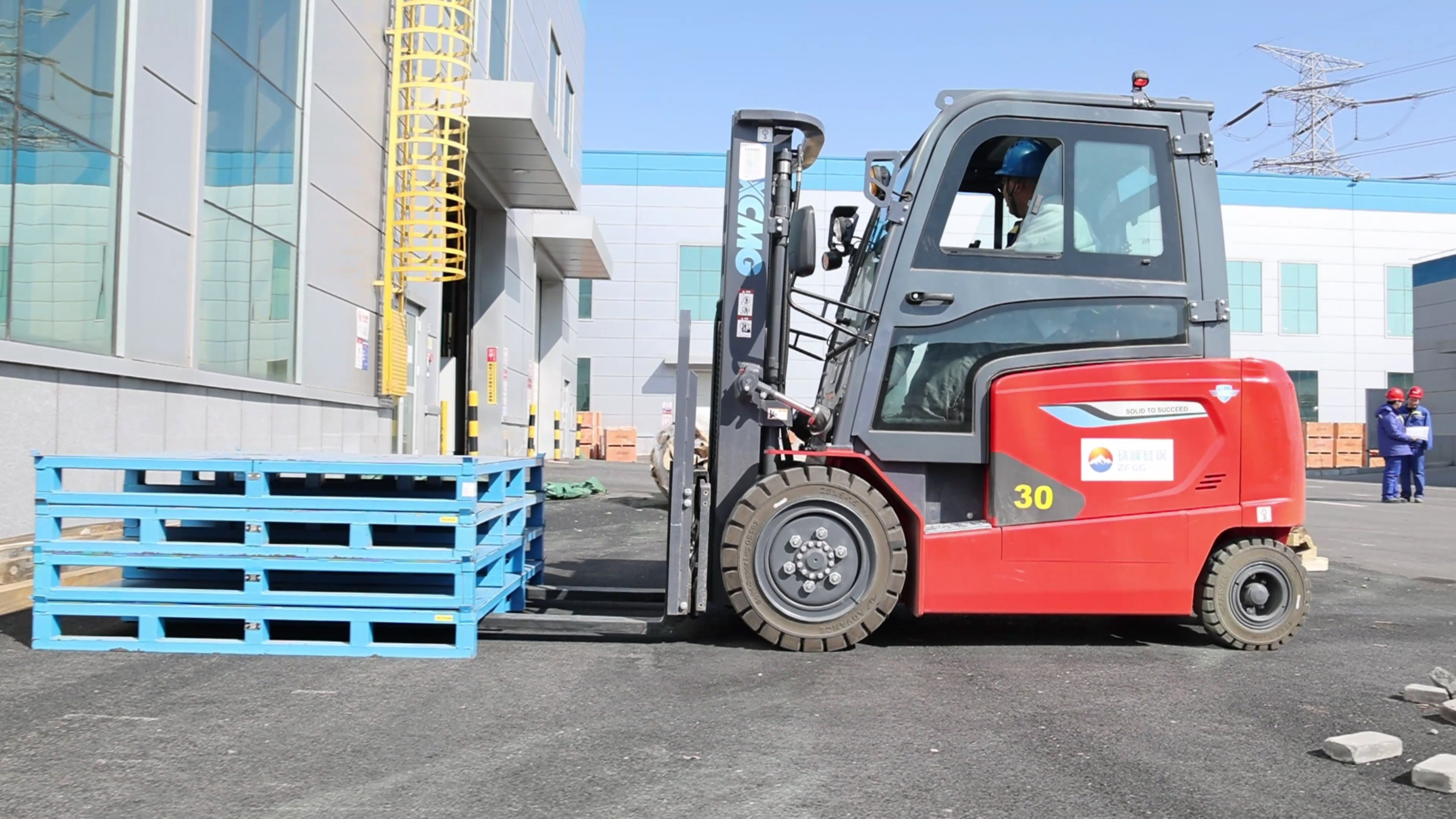 小巧精悍，徐工鯤鵬系列電動(dòng)平衡重叉車制造業(yè)大展身手
