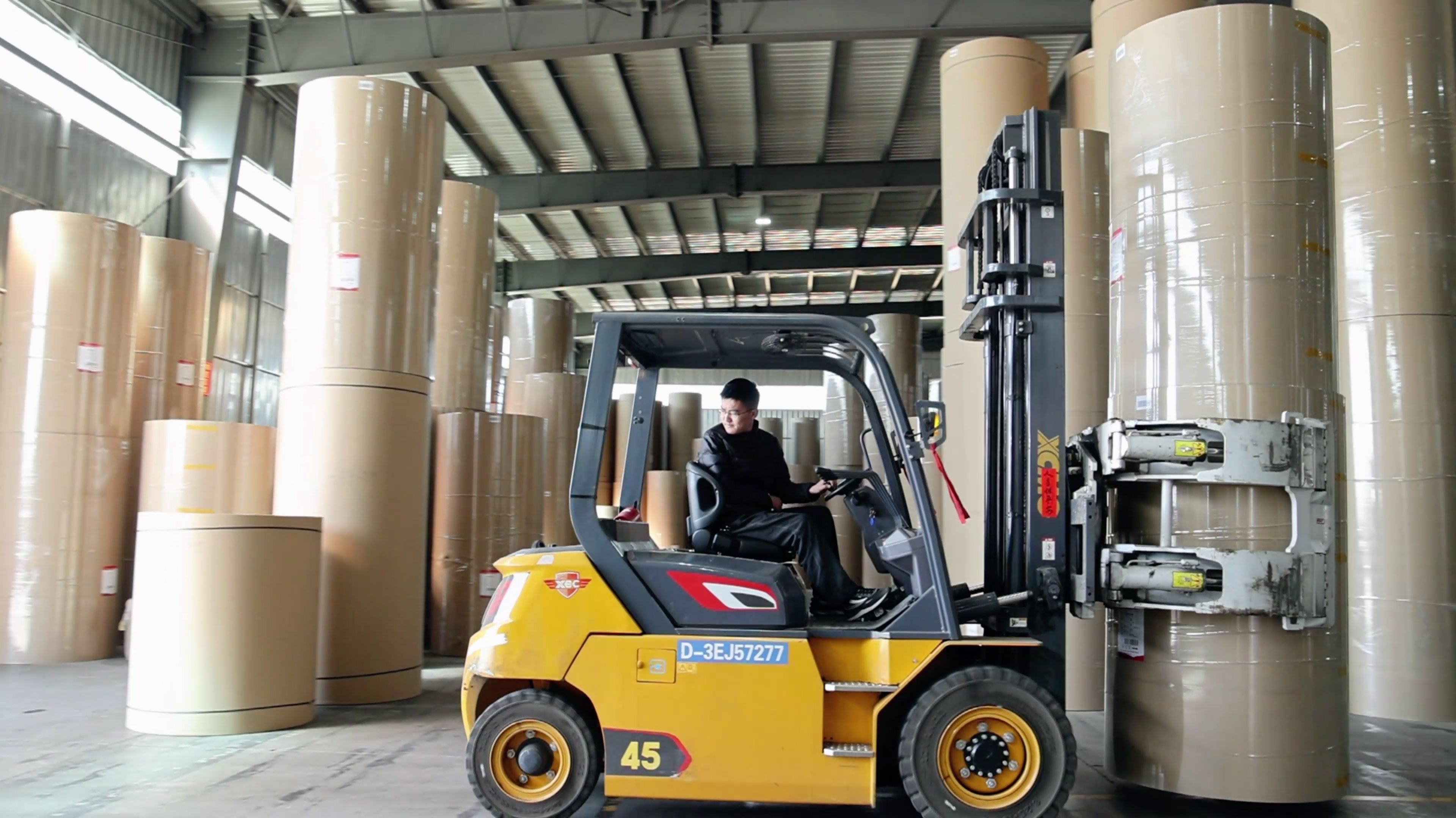 紙卷廠搬運(yùn)利器，徐工孔雀系列高壓重載電動(dòng)叉車
