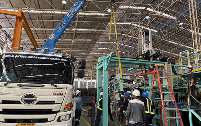 隨車吊界 “卷王” 現(xiàn)身東南亞廠房，一機頂十臺