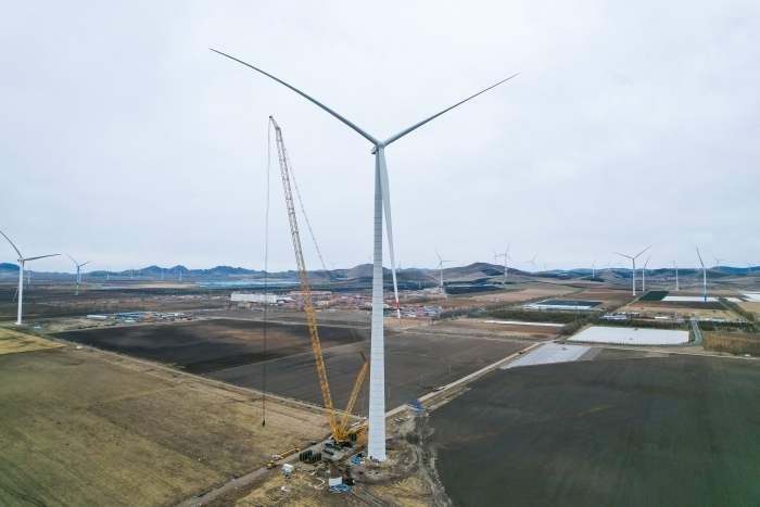 高空之巔，再鑄榮光！XLC18000M助力大型風(fēng)電場(chǎng)首臺(tái)185米風(fēng)機(jī)成功吊裝
