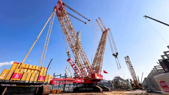 全球首臺(tái)問(wèn)世的4000噸履帶式起重機(jī)，再創(chuàng)國(guó)內(nèi)吊裝新紀(jì)錄！