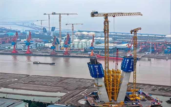 邁向云端 徐工超大塔助力世界級橋梁建設