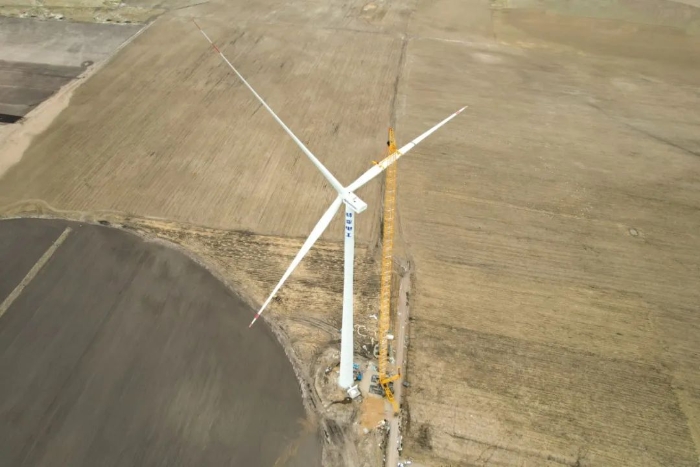 高空之巔，再鑄榮光！XLC18000M助力大型風(fēng)電場(chǎng)首臺(tái)185米風(fēng)機(jī)成功吊裝