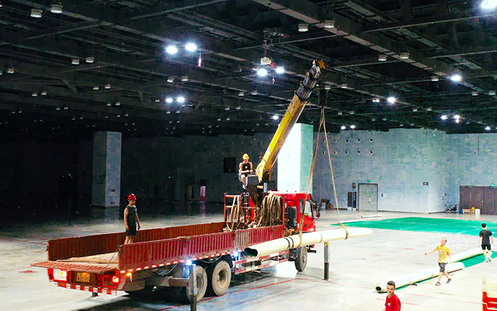 高效穩(wěn)護航，徐工隨車起重機賦能廣西會展中心體育場館塑膠鋪設