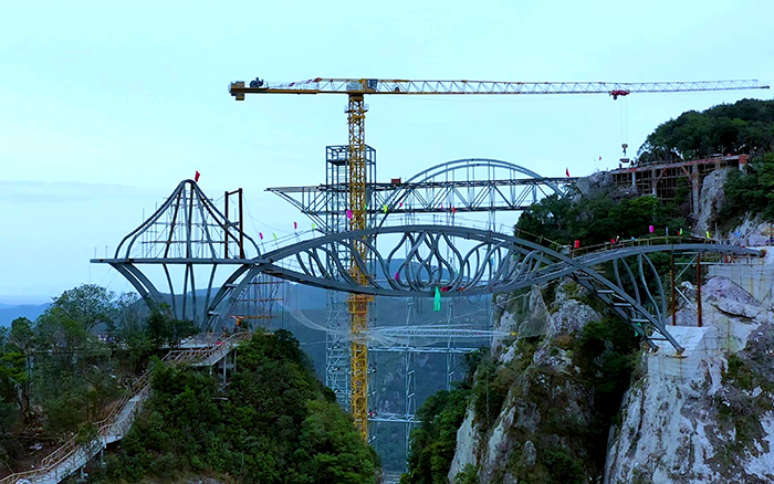 一覽眾山?。】葱旃にC「與山齊肩」