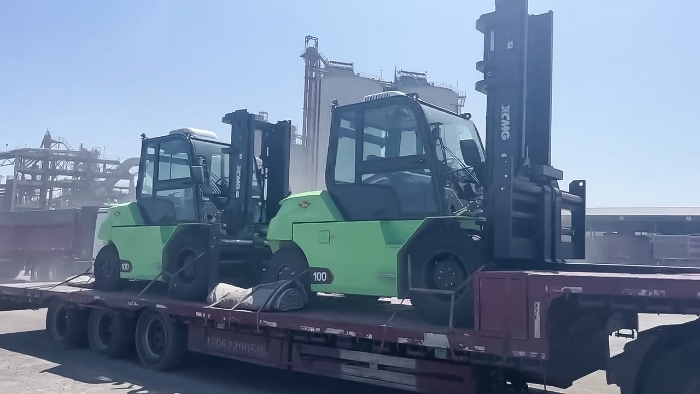 從室內(nèi)到室外，24小時(shí)不停歇！徐工孔雀叉車扎根新疆鋼材廠
