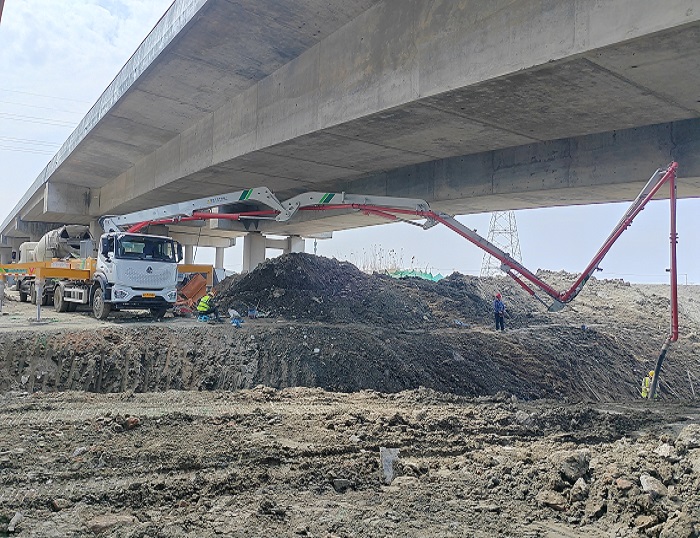 輕靈穩(wěn)?。⌒旃?3米泵車領(lǐng)航新城鎮(zhèn)基建