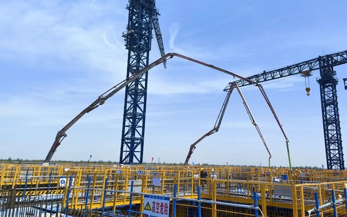 72米巨臂顯神威！徐工“鋼鐵俠”集結(jié)漢南長江大橋