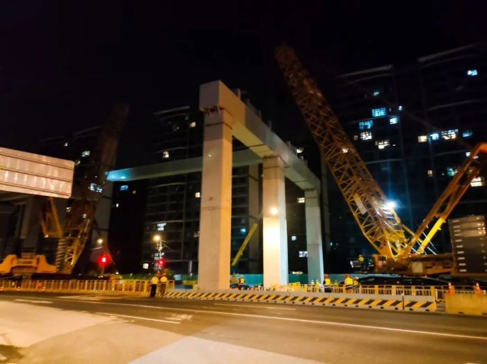 雙機聯(lián)動，毫米操控！徐工XGC11000高效破解高架橋施工難題