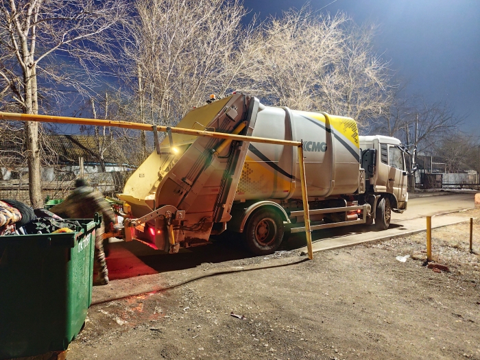 徐工后裝壓縮式垃圾車助力阿斯塔納：高效環(huán)保，助力城市清潔