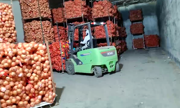 徐工鯤鵬系列新能源叉車，為食品冷庫(kù)工廠注入綠色動(dòng)能