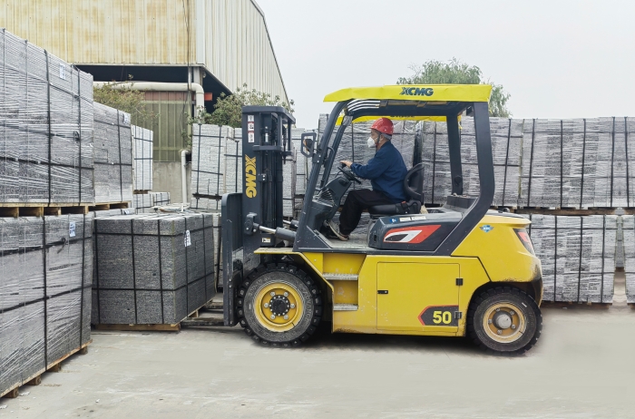 有“石”力！徐工孔雀電動(dòng)叉車強(qiáng)勢(shì)入駐石材廠