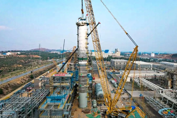 二十載老將再建功！徐工QUY450協(xié)助XGC12000輕松搞定百?lài)嵕s塔