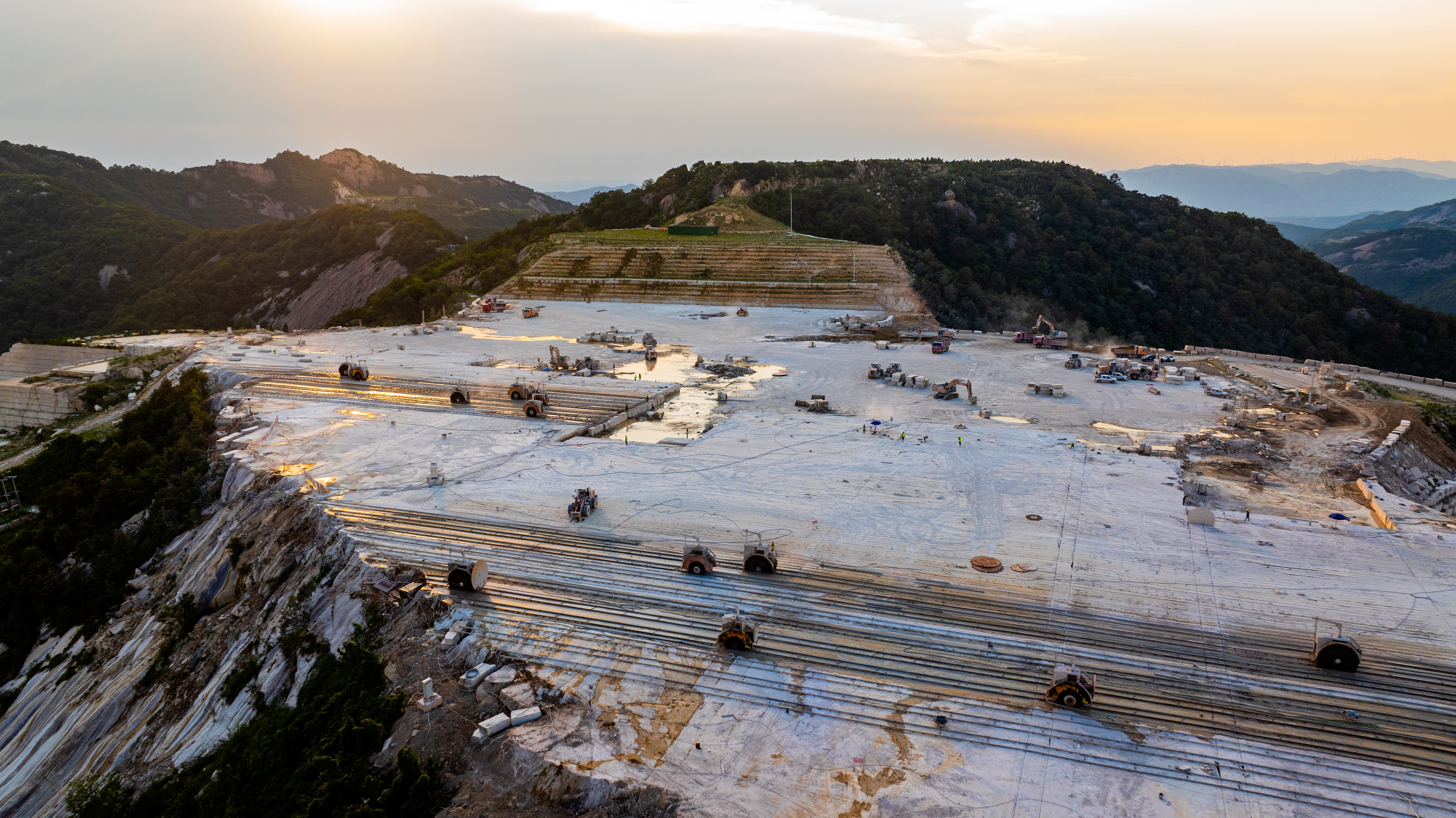 “礦山猛將”XE380GK助力隨縣白麻礦開(kāi)采