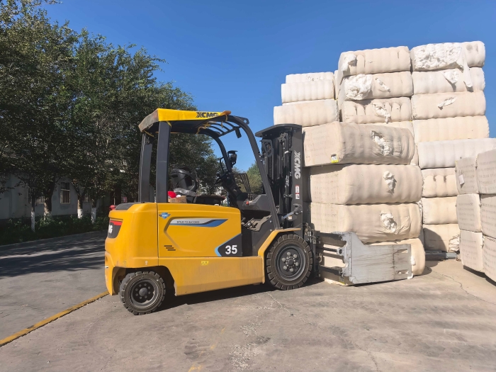 徐工鯤鵬電動(dòng)叉車，賦能西北棉花產(chǎn)業(yè)高效運(yùn)轉(zhuǎn)