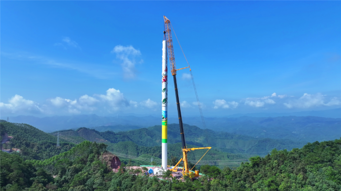 402噸重載轉(zhuǎn)場(chǎng)！全球第一吊“輕松駕馭”崎嶇山路