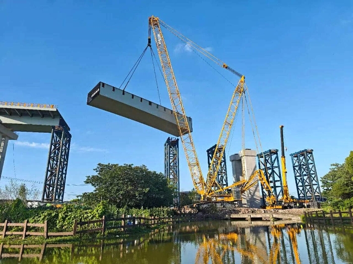 螺螄殼里做道場？徐工XGC11000高架旁上演“極限操作”