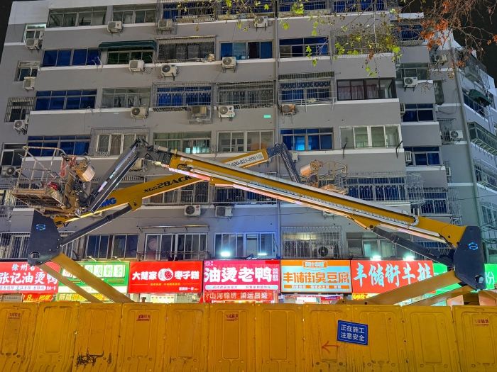穿街過巷的“改造藝術(shù)家”！徐工電動直臂高空作業(yè)平臺精準(zhǔn)施技豐儲街改造