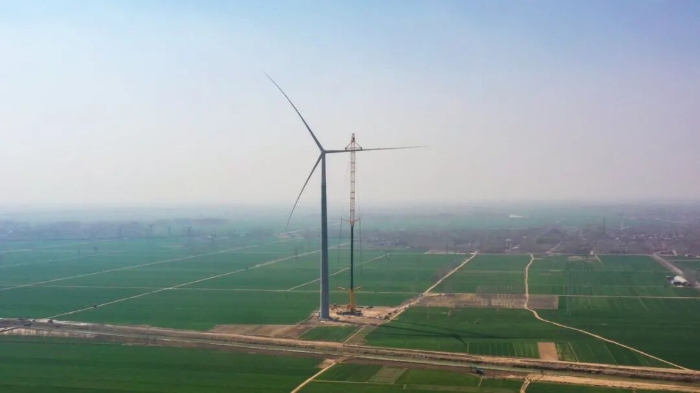 暴雨中橫走的 “鋼鐵巨獸”！徐工 4000 噸起重機(jī)撐起 160 米風(fēng)電，這細(xì)節(jié)太硬核！